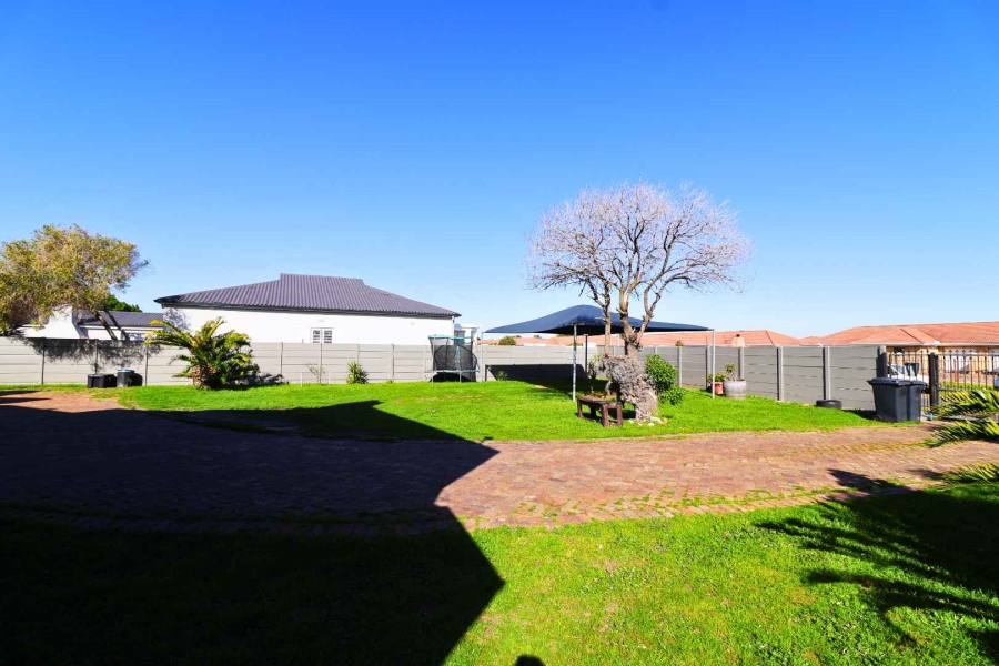6 Bedroom Property for Sale in Sandbaai Western Cape